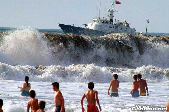 Un bateau passant pres des cotes produit une vague bien crasseuse