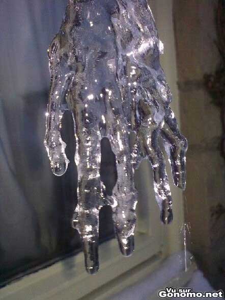 Une stalactite qui ressemble etrangement a une main d homme