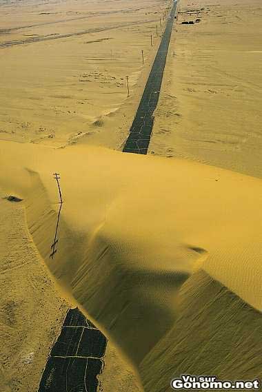 Une tempete de sable coupe une route