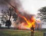 Une tornade en feu detruit entierement cette grosse maison ! :o