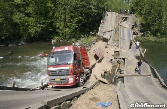 Un pont au dessus d une riviere qui s effondre sous le poids d un camion trop charge