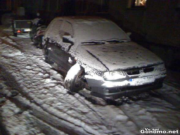 Une voiture qui fait la gueule apres un petit derapage dans la neige