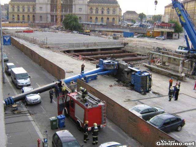 Accident de grue mobile : pas de chance pour cet automobiliste qui etait la au mauvais moment