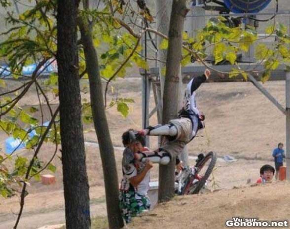 Violente chute en vtt freeride ! Il s explose le dos contre un tronc d arbre !