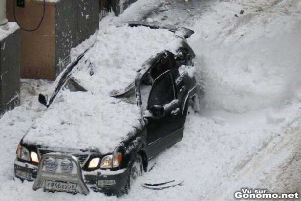 La chute du toit d un gros bloc de neige explose litteralement le toit de cette voiture ! :s