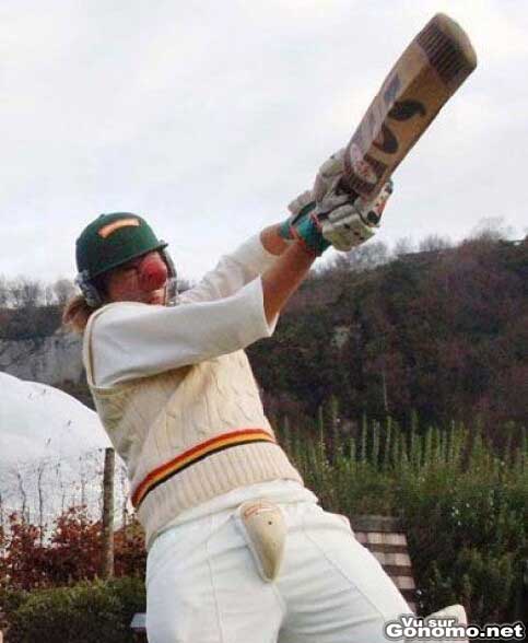 Cricket fail ! Ouch, un batteur de cricket se prend la balle en pleine gueule !