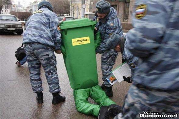 Il manifeste en poubelle pour Greenpeace