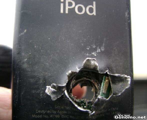 IPod fail : un iPod en bien mauvais etat transperce de part en part ...