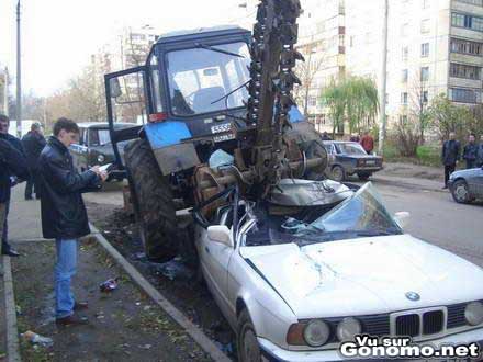 Oops pas facile a manoeuvrer avec son tracteur en ville :s