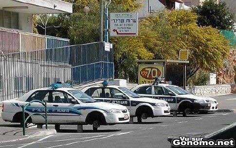 Trois voitures de police sur des parpaing juste devant le commissariat. Pas mal ! :)
