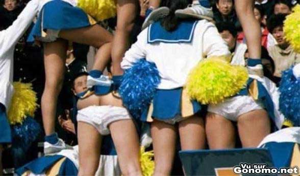 Oops une pom pom girl perd sa culotte pendant une pyramide humaine !