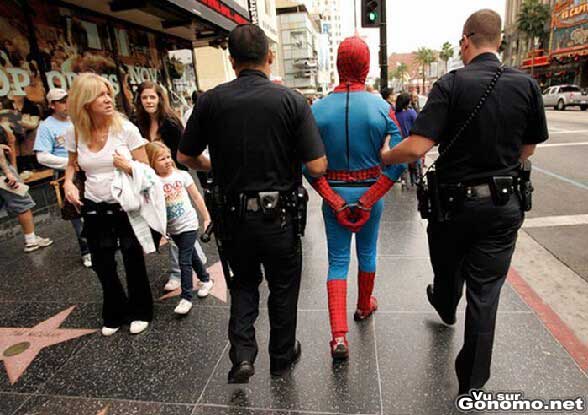 Spiderman arrete dans la rue par deux policiers ...