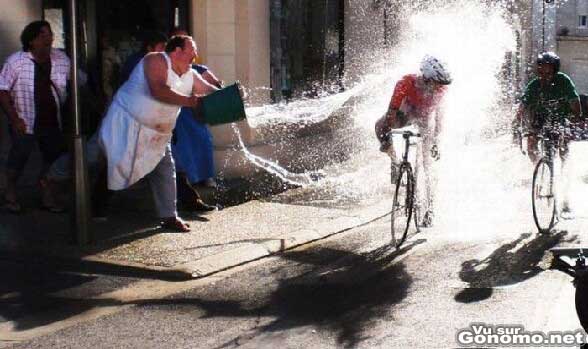 On dit qu il ne faut pas jeter pas de l eau aux coureurs cyclistes ...