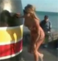 Une fille en bikini explose les burnes d un journaliste. Ouch !