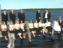 Mariage fail : une photo de mariage qui tombe a l eau avec tous les invites reunis sur un ponton