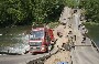 Un pont au dessus d une riviere qui s effondre sous le poids d un camion trop charge