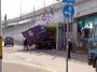 Il arrache la remorque de son camion en essayant de passer sous un pont trop bas pour lui