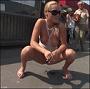 Une blonde seins nus pisse en public et ca ne plait pas a tout le monde