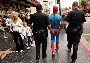 Spiderman arrete dans la rue par deux policiers ...