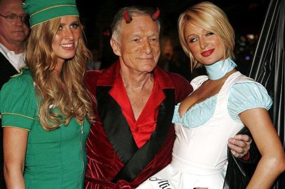 Hugh Hefner avec Nicky et Paris Hilton pour Halloween