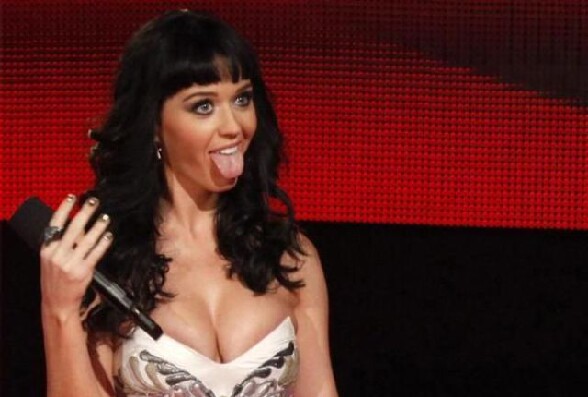 La chanteuse americaine Katy Perry est toujours aussi jolie meme quand elle fait la grimace