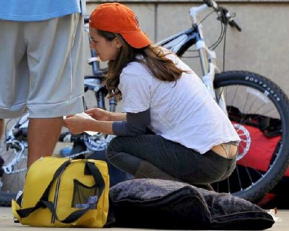 L actrice americaine Eliza Dushku avec le string qui depasse de son pantalon