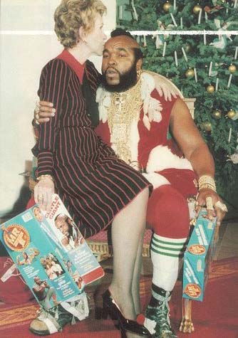 Mister T deguise en pere noel avec une mamy sur les genoux