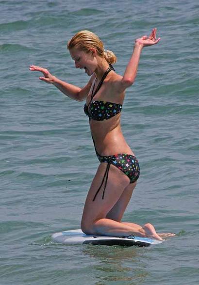 Paris Hilton s essaye au surf et c est pas gagne