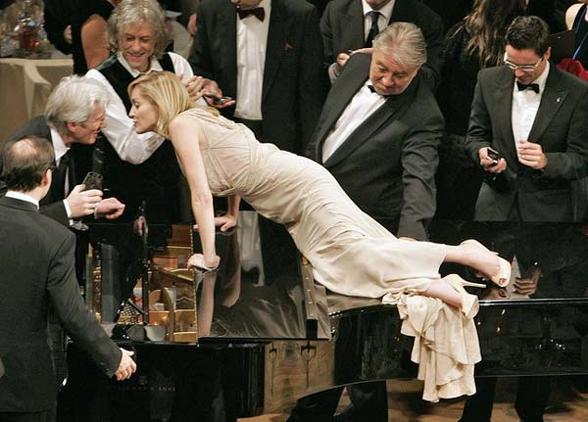 Sharon Stone sur un piano embrasse Richard Gere