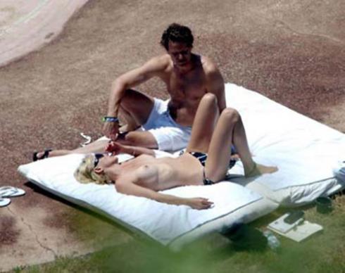 Sharon Stone topless en plein seance de bronzage