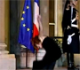 Mylene Farmer chute a l Elysee en arrivant au diner officiel en l honneur du president Russe