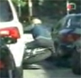 Brad Pitt chute de sa moto alors que des paparazzis le suivent pour le photographier