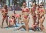 L actrice Hayden Panettiere en bikini sur la plage se multiplie. Une seule me suffirait :p