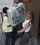 Caprice de star ou besoins d un tournage ? Jennifer Aniston se balade avec un enorme ventilateur