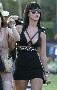 Katy Perry en mini jupe noire avec un decollete a lanieres en cuir. Super canon je trouve !