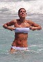 La top model italienne Elisabetta Canali a la plage