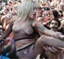 Lady Gaga Lollapalooza 2010 : la chanteuse Lady Gaga se jette a moitie nue dans la foule ! (video)