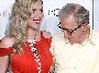 Le realisateur Woody Allen captive par la poitrine de Scarlett Johansson