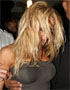 Pamela Anderson bourree apres une soiree bien arrosee dans un club de Los Angeles