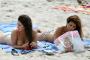 Penelope Cruz et sa cousine topless sur la plage
