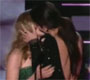 Sandra Bullock embrasse Scarlett Johansson pendant la ceremonie des MTV Awards 2010