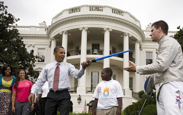 Obama joue au sabre laser devant la maison blanche :)