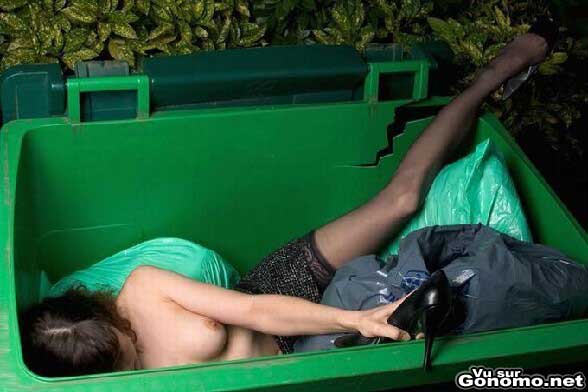 Faites le tri ! Une brune topless au milieu des sacs d ordures dans un poubelle verte ??