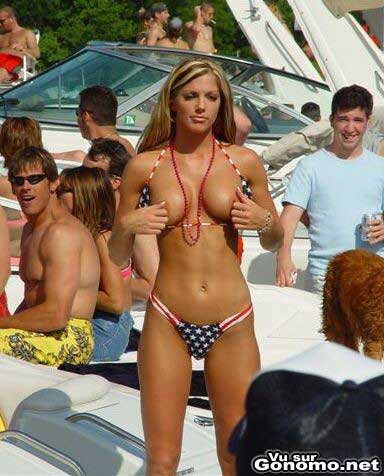 Une blonde super canon avec son bikini aux couleurs du drapeau americain se pince les tetons