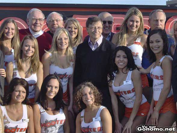 Bill Gates prend la pose bien entoure par les charmantes serveuses de chez Hooters