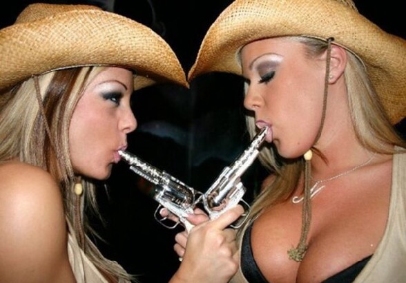 Deux blondes coquines ont une facon tres particuliere de jouer aux cowboys et aux... cowboys :)