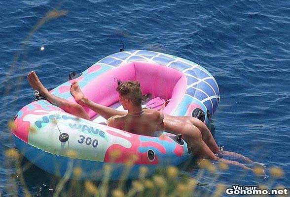 Un jeune couple se fait plaisir loin des regards dans un bateau gonflable