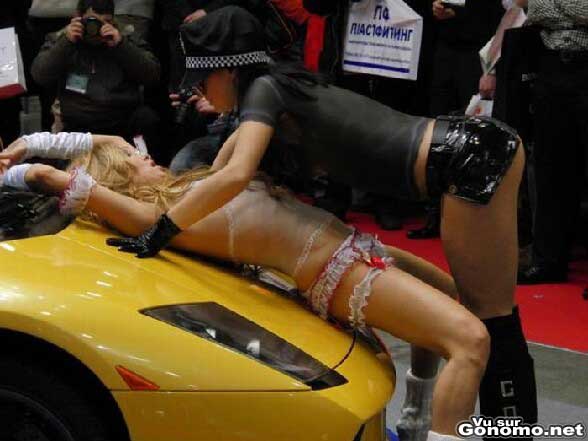 Body painting au salon de l auto avec une brune et une blonde sur le capot d une voiture