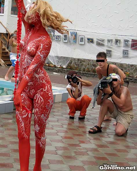 Body art : une blonde toless qui voit rouge !