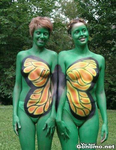 Body painting sur deux jeunes femmes
